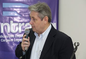 Sr. Valdir Carpenedo, representando a FETRANSUL, realizando ato de posse da nova diretoria.