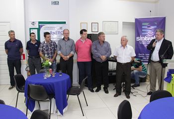 Sr. Valdir Carpenedo, representando a FETRANSUL, realizando ato de posse da nova diretoria.